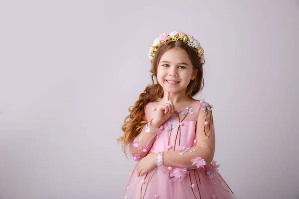 Uma Menina Vestindo Vestido Rosa Coroa Flores Posando Estúdio — Fotografia de Stock