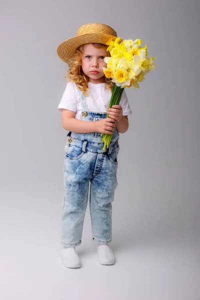 Kot Pantolon Giymiş Duygusal Bir Kızın Portresi Nergis Çiçeği Demetini — Stok fotoğraf