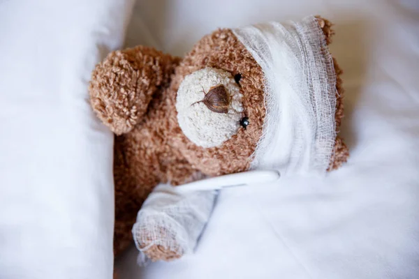 Ein Kranker Teddybär Liegt Mit Einem Thermometer Bett — Stockfoto