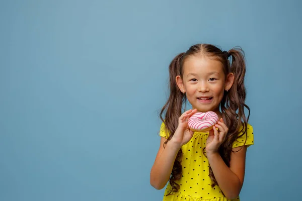Ein Kleines Asiatisches Mädchen Mit Langen Haaren Hält Einen Donut — Stockfoto