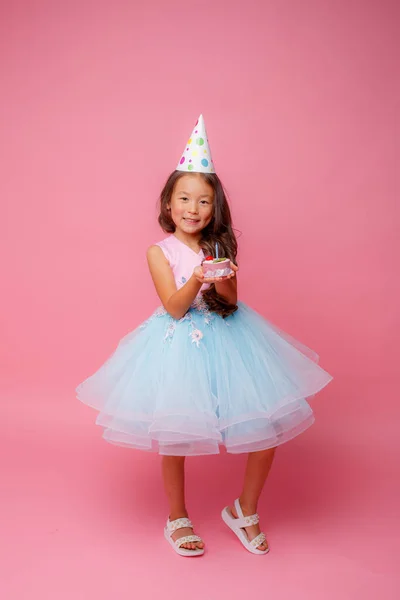 Una Giovane Ragazza Asiatica Una Festa Compleanno Tiene Una Torta — Foto Stock