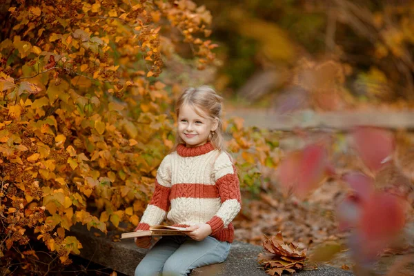 Menina Loira Outono Parque Segurando Livro — Fotografia de Stock