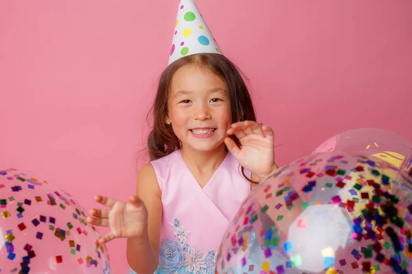 Compleanno Ragazza Posa Con Palloncini Contro Rosa — Foto Stock