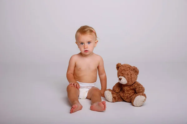 Menina Fralda Com Ursinho Pelúcia — Fotografia de Stock