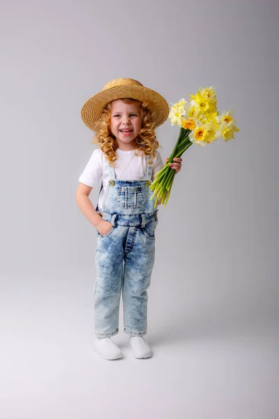 Kot Pantolon Giymiş Duygusal Bir Kızın Portresi Nergis Çiçeği Demetini — Stok fotoğraf