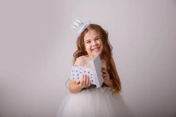 Una Niña Con Disfraz Hada Una Princesa Con Regalo Sus — Foto de Stock