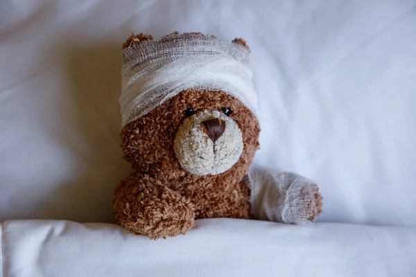 Ein Kranker Teddybär Liegt Mit Einem Thermometer Bett — Stockfoto