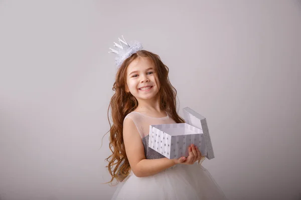 Una Niña Con Disfraz Hada Una Princesa Con Regalo Sus — Foto de Stock