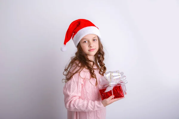 Niña Sonriente Santa Sombrero Celebrar Regalo Mano Sobre Fondo Blanco — Foto de Stock