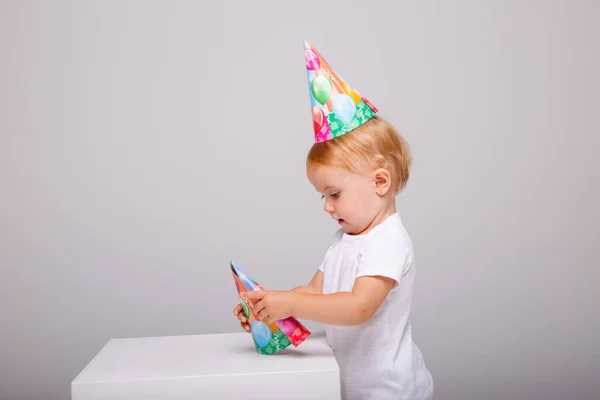 Милая Маленькая Девочка Позирующая Студии Бумажной Шляпе День Рождения — стоковое фото