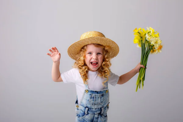 Portrét Emocionální Holčičky Džínách Celkově Slamák Klobouk Drží Kytice Narcisů — Stock fotografie