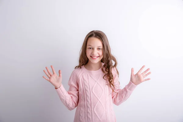 Retrato Menina Bonita Suéter Rosa Fazendo Gestos Mão — Fotografia de Stock