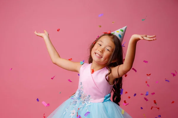 Asiático Chica Celebra Cumpleaños Golpes Capturas Confeti Rosa Fondo — Foto de Stock
