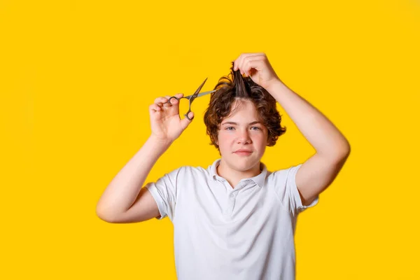 Adolescente Corte Cabelo Fundo Laranja — Fotografia de Stock