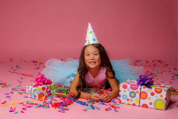 Menina Asiática Deitada Barriga Chapéu Comemorando Seu Aniversário Fundo Rosa — Fotografia de Stock