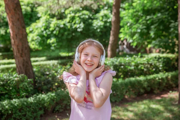 Bela Adolescente Fones Ouvido Parque — Fotografia de Stock