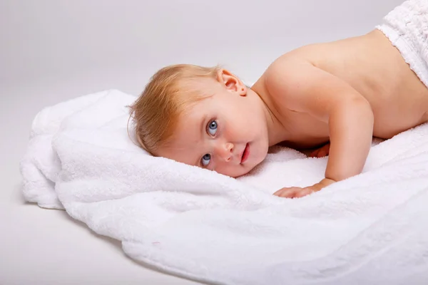 Bebê Jovem Feliz Deitado Barriga Isolado Fundo Branco — Fotografia de Stock