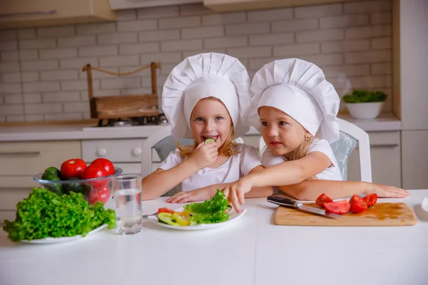 Dos Chicas Divertidas Lindas Posando Sombreros Chef Con Verduras Mesa — Foto de Stock