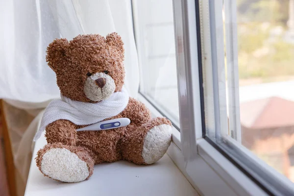 Koncepcja Misia Choroby Dzieciństwa Białym Tle Teddy Bear Siedzi Sam — Zdjęcie stockowe