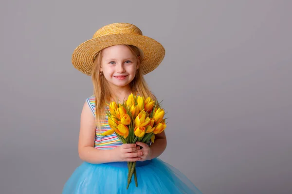 Stüdyoda Sarı Lalelerle Poz Veren Sevimli Küçük Kız — Stok fotoğraf