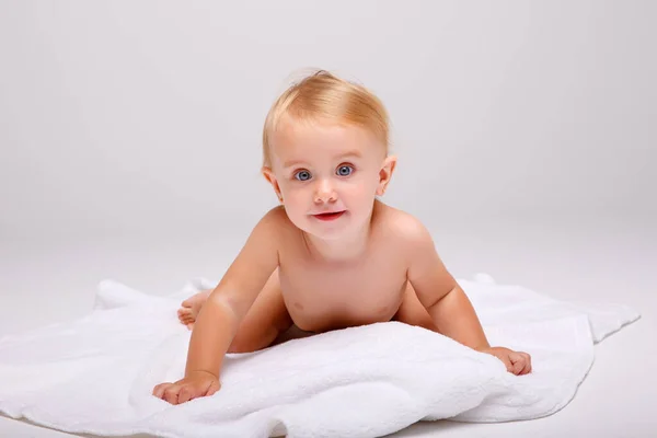 Bebê Jovem Feliz Deitado Barriga Isolado Fundo Branco — Fotografia de Stock