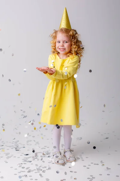 Κοριτσάκι Κίτρινο Φόρεμα Πιάνει Κονφετί — Φωτογραφία Αρχείου