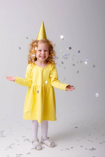 Little Girl Yellow Dress Catches Confetti — Stock Photo, Image