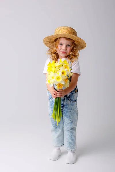 Retrato Niña Emocional Jeans General Sombrero Paja Que Sostiene Ramo — Foto de Stock