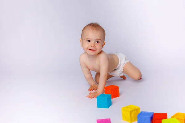 Bonito Pequena Menina Estúdio Com Cubos Plástico — Fotografia de Stock