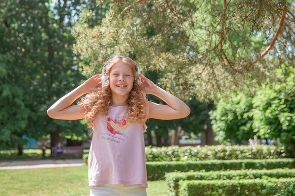 Bela Adolescente Fones Ouvido Parque — Fotografia de Stock