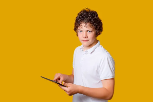 Chiudere Adolescente Ragazzo Utilizzando Tablet Contro Sfondo Arancione — Foto Stock