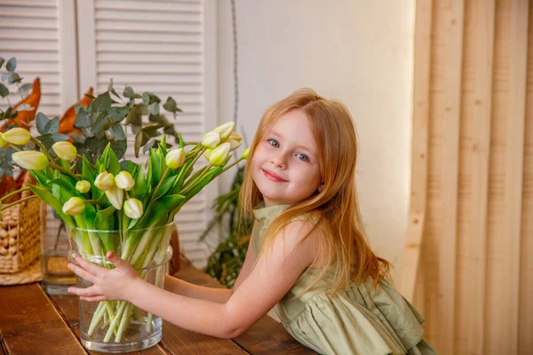 漂亮的姑娘与郁金香摆在花瓶边 — 图库照片