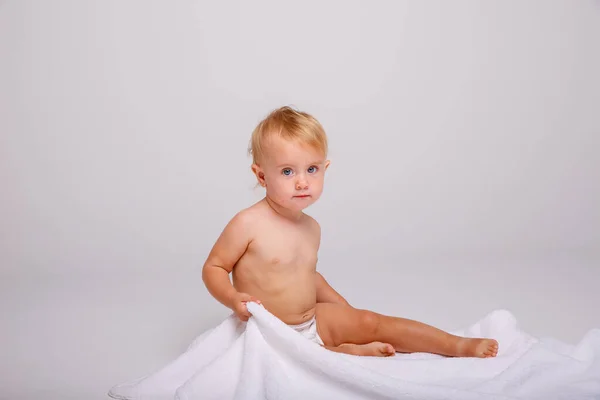 Bonito Pouco Bebê Menina Posando Estúdio Com Toalha — Fotografia de Stock