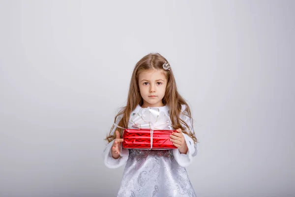 Bonito Menina Posando Com Caixa Presente — Fotografia de Stock