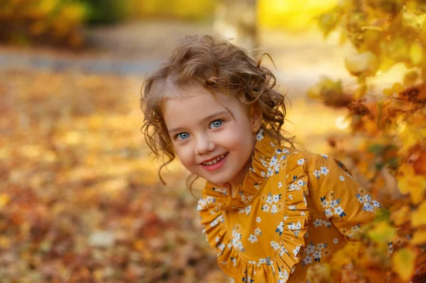 Linda Menina Vestindo Vestido Laranja Posando Parque Outono — Fotografia de Stock