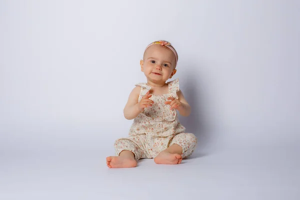 Bonito Pequeno Bebê Menina Sentado Chão Isolado Fundo Branco — Fotografia de Stock