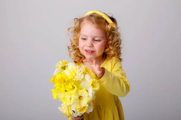 Una Pequeña Chica Pelo Rizado Vestido Amarillo Con Ramo Flores — Foto de Stock