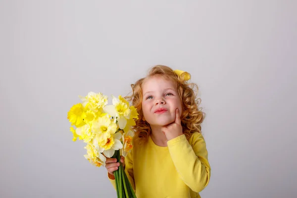 Uma Pequena Menina Cabelos Encaracolados Vestido Amarelo Segurando Buquê Flores — Fotografia de Stock