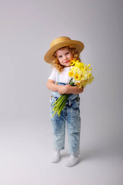 Portrait Bébé Fille Émotionnelle Jeans Ensemble Chapeau Paille Tenant Bouquet — Photo