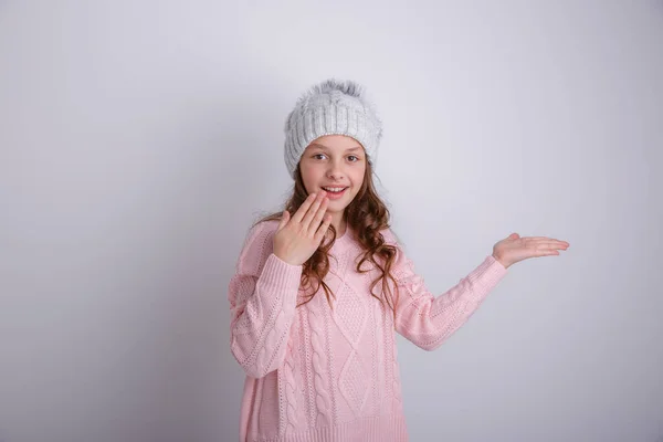 Piękna Dziewczyna Zimie Ubrania Różowym Tle — Zdjęcie stockowe