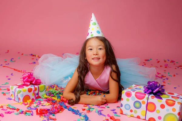 Menina Asiática Deitada Barriga Chapéu Comemorando Seu Aniversário Fundo Rosa — Fotografia de Stock