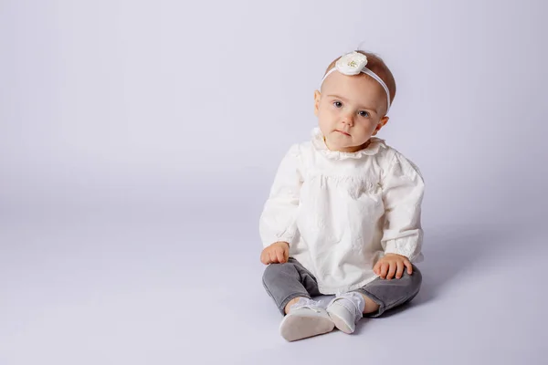 Bonito Pequeno Bebê Menina Sentado Chão Isolado Fundo Branco — Fotografia de Stock