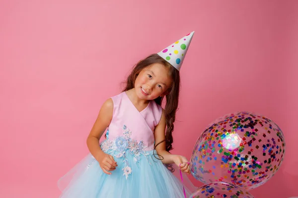 Aniversariante Posando Com Balão Contra Fundo Rosa — Fotografia de Stock