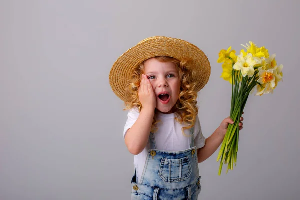 Portrét Emocionální Holčičky Džínách Celkově Slamák Klobouk Drží Kytice Narcisů — Stock fotografie
