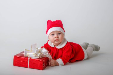 Noel Baba kostümlü bebek. Beyaz arka planda yeni yıl hediyesi.