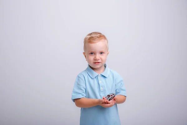 Ragazzo Camicia Blu Con Cuore Bianco Sfondo Grigio — Foto Stock