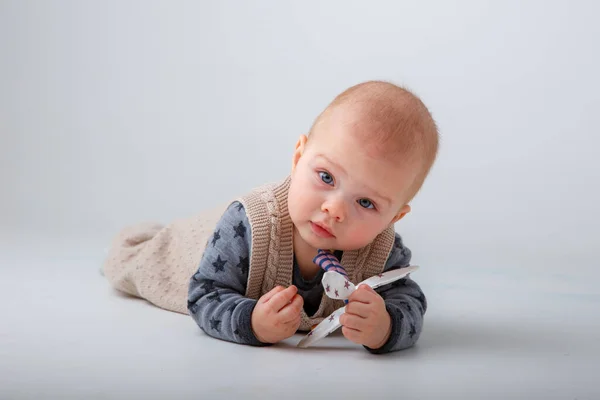 Menino Terno Está Deitado Fundo Branco — Fotografia de Stock