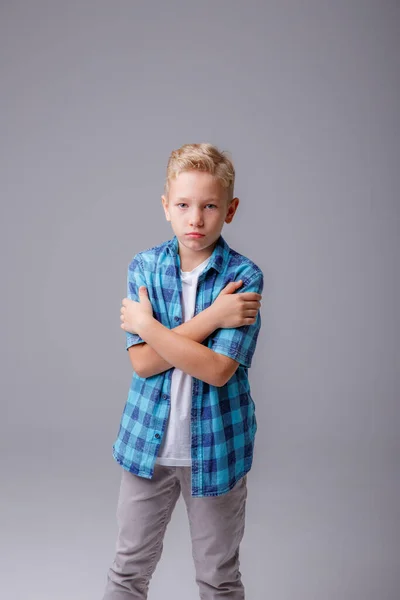 Bel Ragazzo Sta Guardando Alto Pensando Fiducioso — Foto Stock