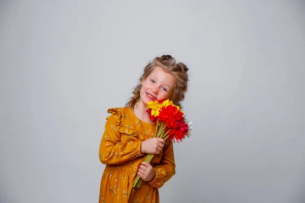 Gyönyörű Kislány Egy Csokor Virággal — Stock Fotó
