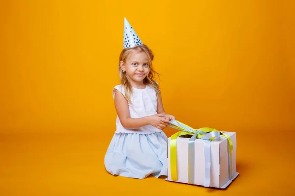 Compleanno Ragazza Posa Con Confezione Regalo Contro Arancione Studio — Foto Stock